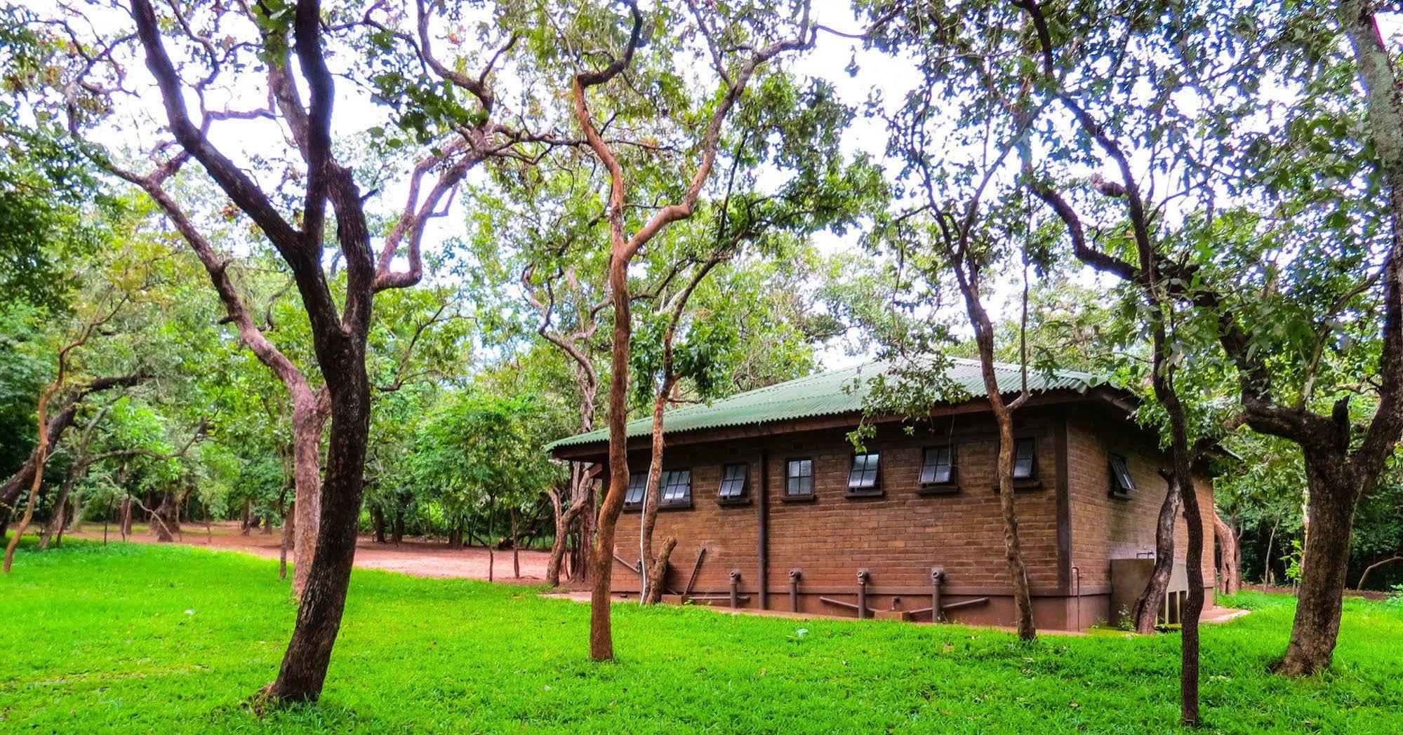 Woodlands Lilongwe Hotel Buitenkant foto