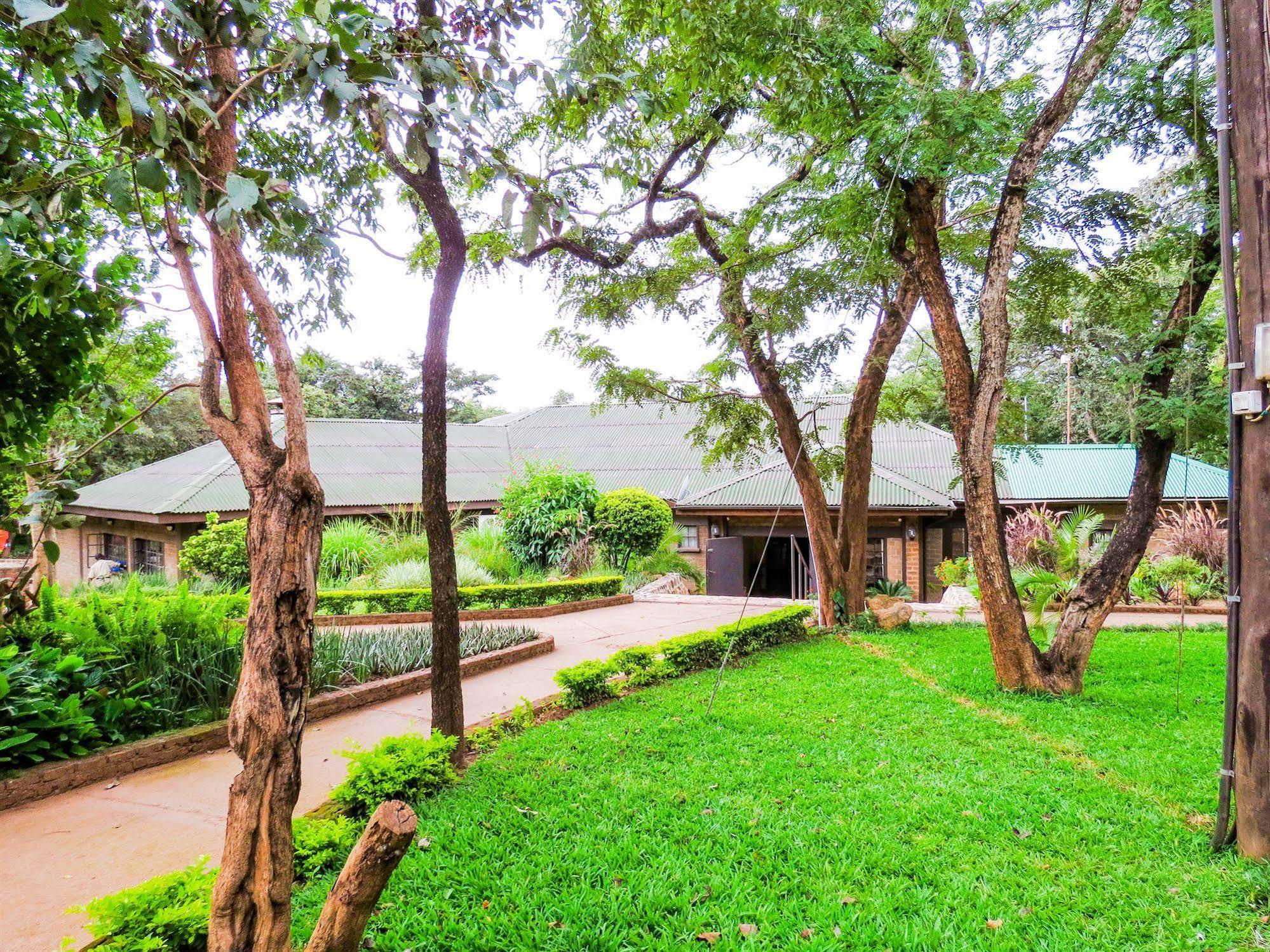 Woodlands Lilongwe Hotel Buitenkant foto